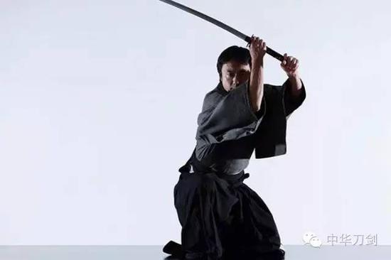 带一把开刃的武士刀上警察局备案
